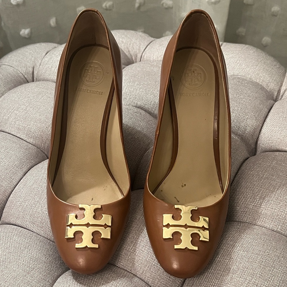 Tory Burch Brown Leather 90mm Raleigh Medallion Gold Wedge Pumps Shoes 6M